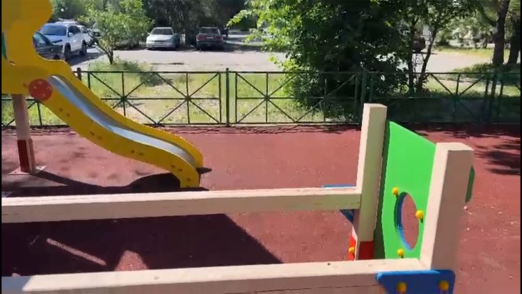 Жарықсыз алаң, жауапсыз мердігер: Балалар қауіп астында