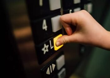 Лифтте баланы пышақтаған жасөспірімнің ісі: сот шешімі шықты