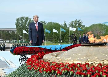 Қасым-Жомарт Тоқаев «Отан Ана» монументіне гүл шоғын қойды
