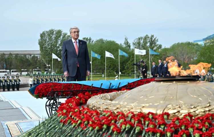 Қасым-Жомарт Тоқаев «Отан Ана» монументіне гүл шоғын қойды