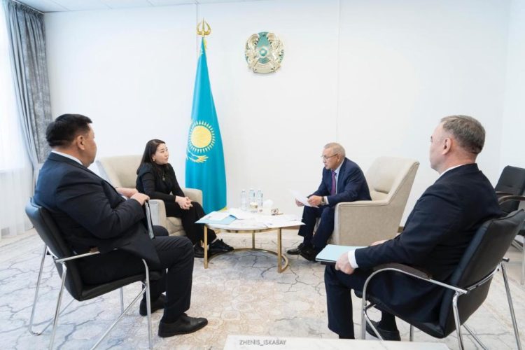 Бейбіт Исабаев «Қазақстан халқына» қоғамдық қорының басшылығымен кездесті