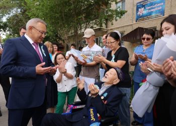 ОБЛЫС ӘКІМІ СОҒЫС АРДАГЕРЛЕРІН ҚҰТТЫҚТАДЫ