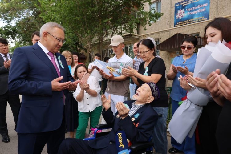 ОБЛЫС ӘКІМІ СОҒЫС АРДАГЕРЛЕРІН ҚҰТТЫҚТАДЫ