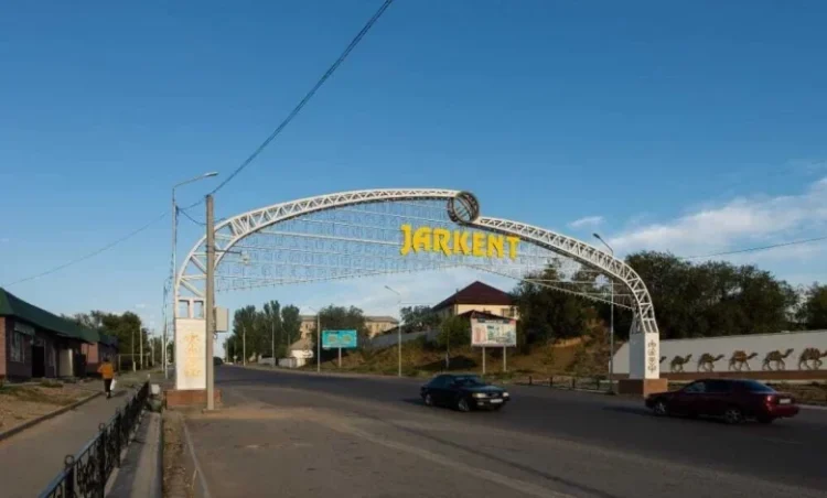 Жаркенттегі екі көшенің жөндеуі аяқсыз қалды: әкімдік мердігерді сотқа берді