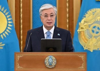 Тоқаев марапаттау рәсіміне қатысты және әскери қызметкерлерді Отан қорғаушылар күнімен құттықтады
