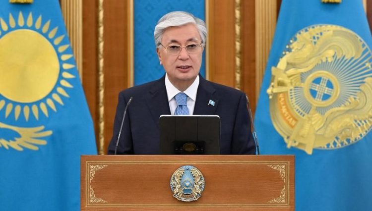 Тоқаев марапаттау рәсіміне қатысты және әскери қызметкерлерді Отан қорғаушылар күнімен құттықтады