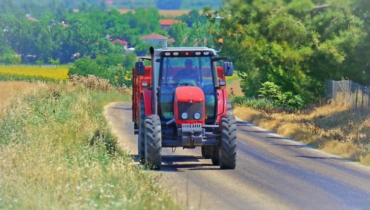 Жетісу облысында көлік жүргізу құқығынан айырылғандарға тракторшы куәлігі заңсыз берілген