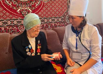 Қаратал аудандық ауруханасының дәрігерлері тыл ардагерлерін кезекті медициналық тексеруден өткізді