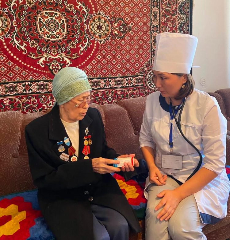 Қаратал аудандық ауруханасының дәрігерлері тыл ардагерлерін кезекті медициналық тексеруден өткізді