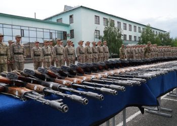 Жас сарбаздарға жеке қару табысталды