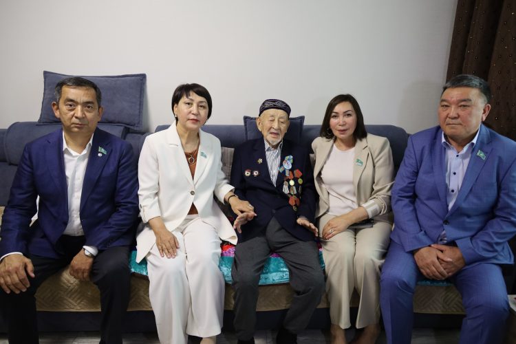 Жеңістің 80 жылдығына орай ардагерлерге құрмет көрсетілуде