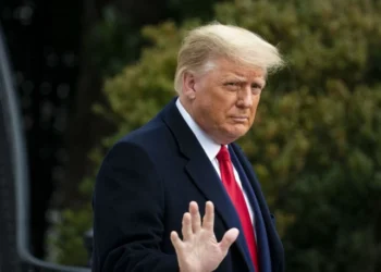 Трамп 12 елдің азаматтарына АҚШ-қа кіруге толық тыйым салды