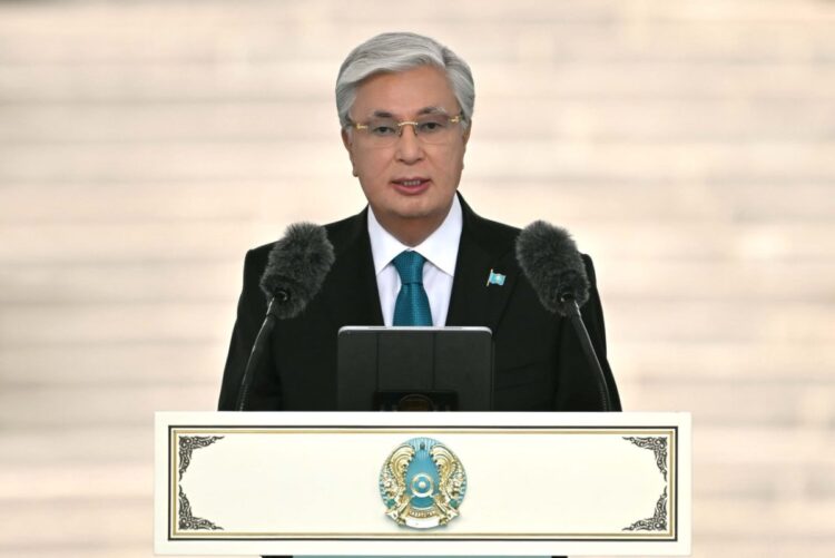 Президент Мемлекеттік ту көтеру рәсіміне қатысты