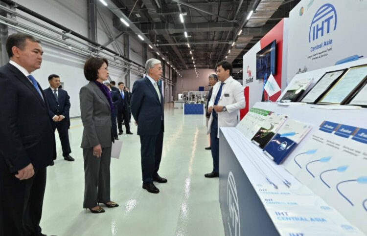 Президент медициналық мақсаттағы бұйымдар шығаратын елордалық кәсіпорындар көрмесін тамашалады