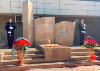 Жетісуда қаза тапқан полицейлерге арналған ескерткішке гүл шоқтарын қою рәсімі өтті