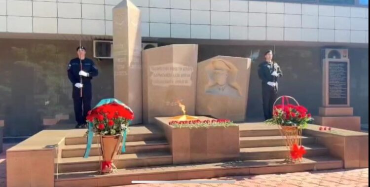 Жетісуда қаза тапқан полицейлерге арналған ескерткішке гүл шоқтарын қою рәсімі өтті