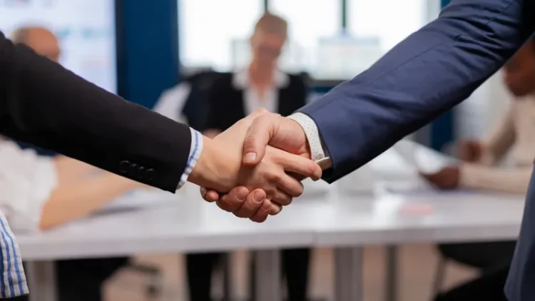 Қандай жағдайларда жұмыс берушілер жасөспірімдерді жұмысқа тартқаны үшін жазаланады