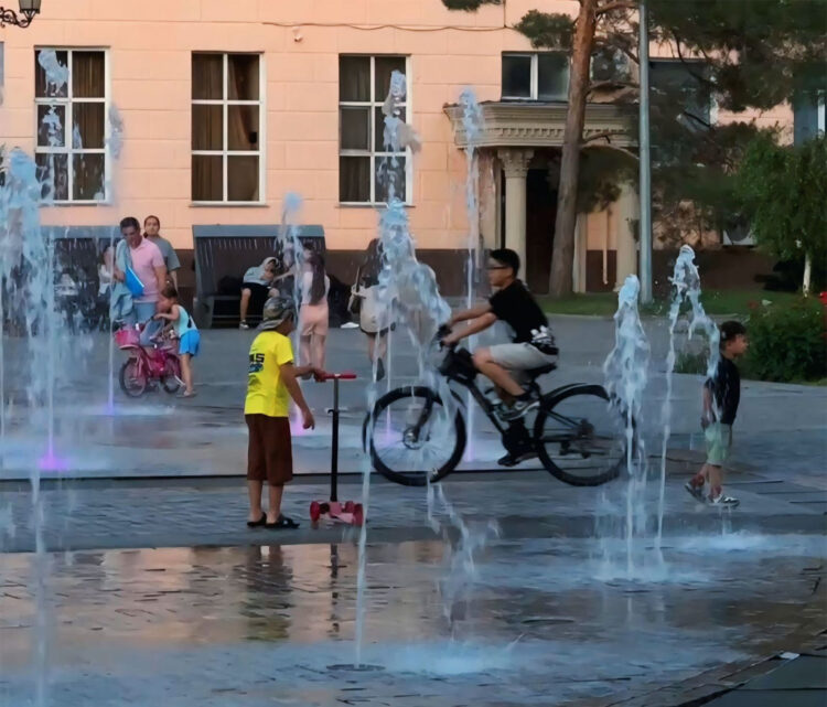 «Субұрқақ – шомылуға арналған орын емес»: Дәрігерлер балалар мен ата-аналарды сақ болуға шақырды