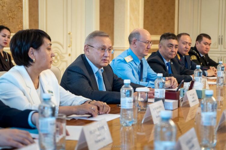 Бейбіт Исабаев Парламент Сенатының депутаттарымен кездесті