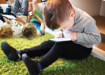 Балала тілінің кеш шығуы: гаджеттің қауіпі мен оны шешу жолдары