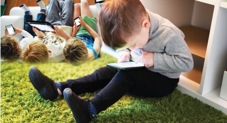 Балала тілінің кеш шығуы: гаджеттің қауіпі мен оны шешу жолдары