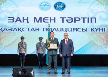 Бейбіт Исабаев жетісулық полиция қызметкерлеріне құрмет көрсетті