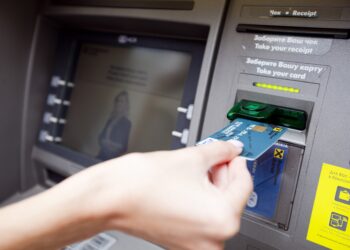 Алаяқтық: Сізден банк картасы арқылы ақша шешіп беруді сұраса – сақ болыңыз!