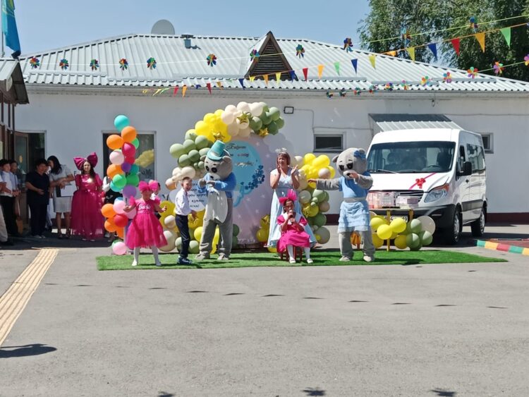 Жеткіншек жүзіндегі шаттық