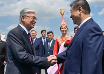 Тоқаев Си Цзиньпинді Астана әуежайынан қарсы алды
