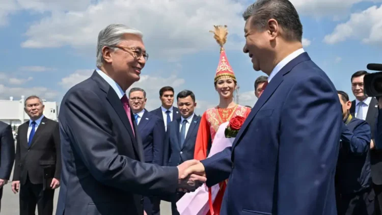 Тоқаев Си Цзиньпинді Астана әуежайынан қарсы алды