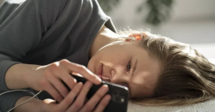 Смартфонға өміріңіздің неше жылын арнайсыз: шындықты көрсететін тест