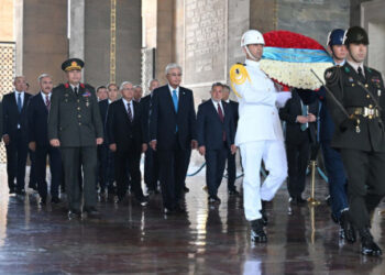 Мемлекет басшысы Түркиядағы ресми сапарын Ататүріктің кесенесіне тағзым етуден бастады