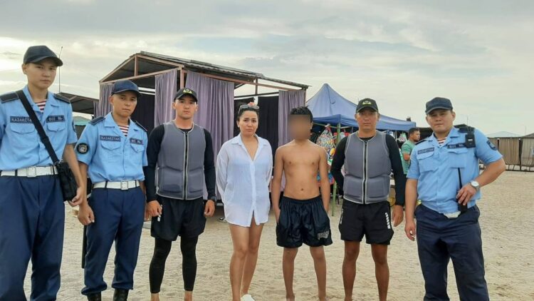 Ұландықтар жағажайда жоғалған балаларды тапты