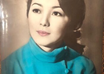 Ғабаң алақанына салып аялады