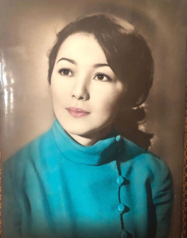 Ғабаң алақанына салып аялады