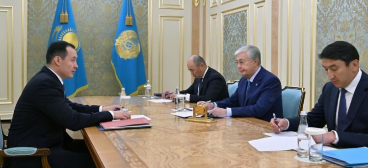 Қасым-Жомарт Тоқаев «QazaqGaz» ҰК» АҚ басқарма төрағасы Санжар Жаркешовті қабылдады