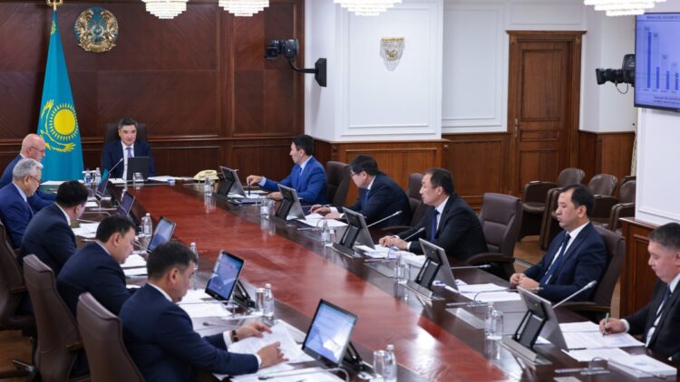 Олжас Бектенов авиация саласын дамыту мәселелері бойынша жиын өткізді.