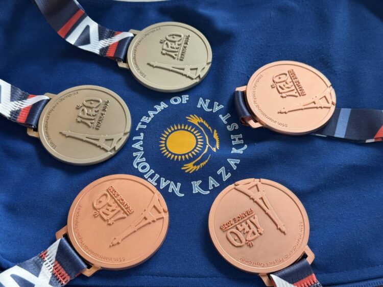 Қазақстан Францияда өткен IPhO-2025 физика олимпиадасында бес медаль жеңіп алды
