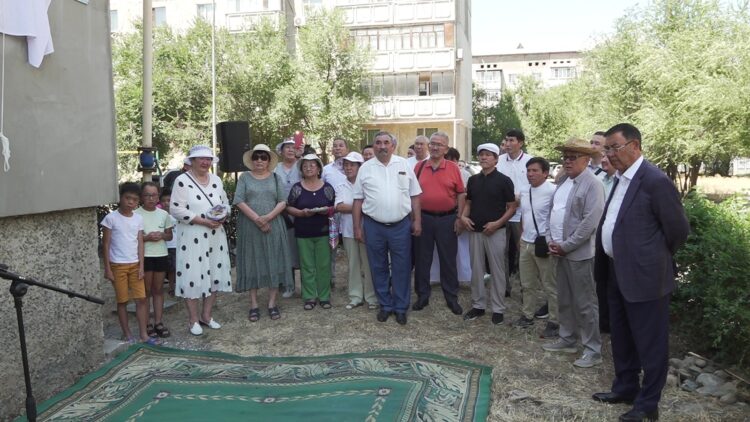 Сатираның саңлағына ескерткіш тақта орнатылды