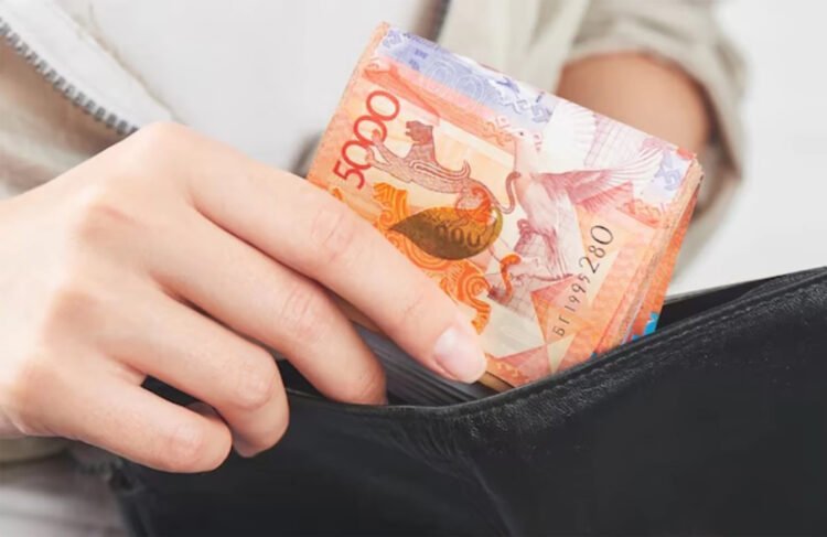 «Табысы 173 мың теңгеден асса – ауқатты»: Еңбек министрлігі енді отбасыларды табысына қарай 6 санатқа бөлмек