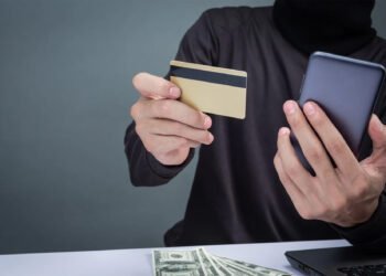 Көбіне жастар мен зейнеткерлерді тартады: Қазақстанда төлем карталары арқылы жасалатын алаяқтық схемалары көбейіп барады