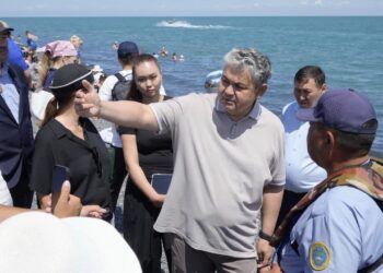 Вице-премьер Ермек Көшербаев Алакөл көлінің жағалауындағы демалыс аймақтарын тексерді