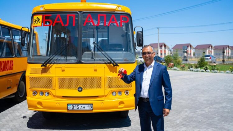 Жетісудың шалғай елді мекендерінің мектептеріне жаңа автобустар берілді