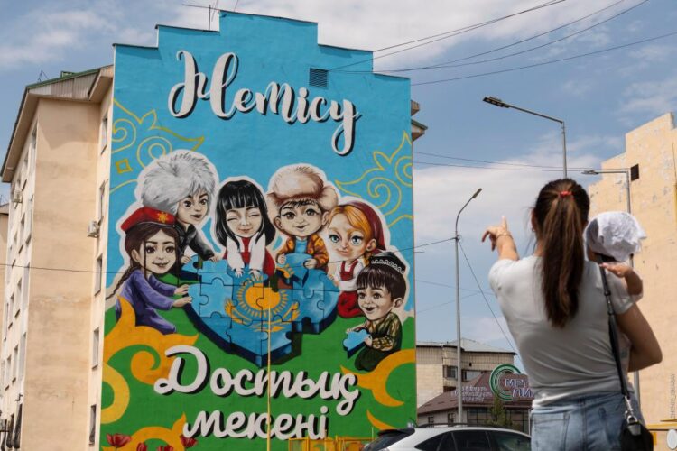 Жетісуда Қазақстан халқы Ассамблеясының 30 жылдығына арналған мурал салынды