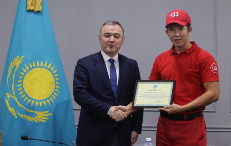 Жетісуда өрттен тұтас бір отбасын құтқарған жедел жәрдем бригадасы марапатталды