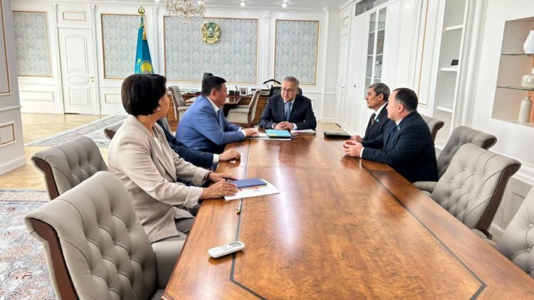 Бейбіт Исабаев Парламент Сенаты мен Мәжілісінің депутаттарымен кездесті