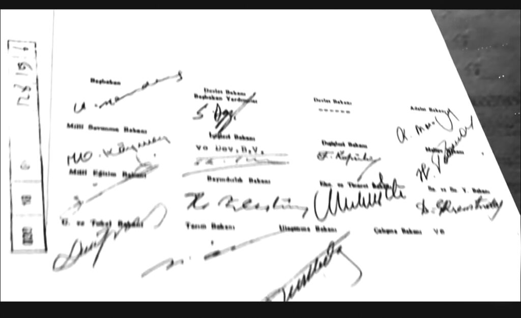Түркия министрлер кабинетінің 1952-жылы 13 наурызда 1850 қазақты (құжатта түрік деп жазылған) мемлекетке ресми қабылдау жөніндегі шешімі. Құжатқа Түркия Республикасының сол кездегі президенті Жәлел Баяр және Премьер-министр Аднан Мендерес бастап, үкіметтің 16 министрі қол қойған.