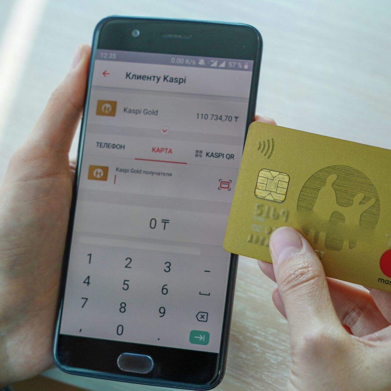 Қыздың бетіндегі кончат фото