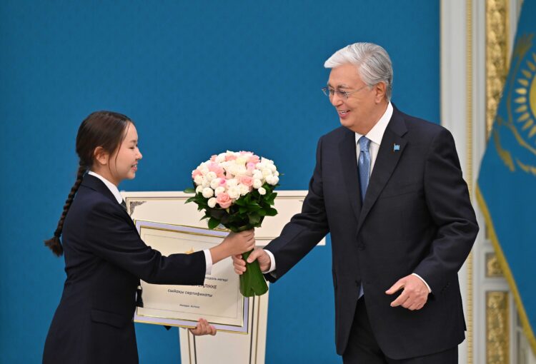 Қасым-Жомарт Тоқаев халықаралық білім додасының жеңімпаздарын марапаттады