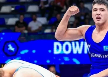 Тарихи жеңіс: 18 жастағы балуан күрестен әлем чемпионы атанды